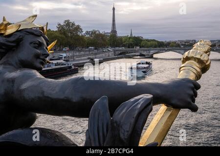 Ausflugsboot auf der seine, die sich mit dem Eiffelturm im Hintergrund der Pont Alexandre III nähert, Paris, Frankreich, Europa Stockfoto