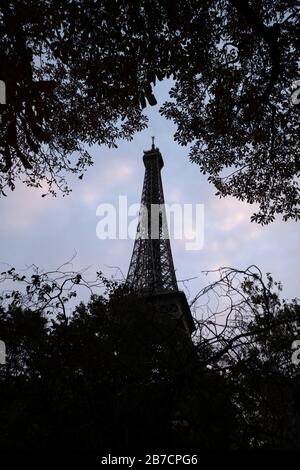 Silhouette des Eiffelturms mit Bäumen im Vordergrund in Paris, Frankreich, Europa Stockfoto