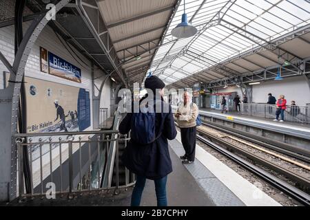 Menschen, die auf die Ankunft der U-Bahn an der U-Bahn-Station Bir-Hakeim in Paris, Frankreich, Europa warten Stockfoto