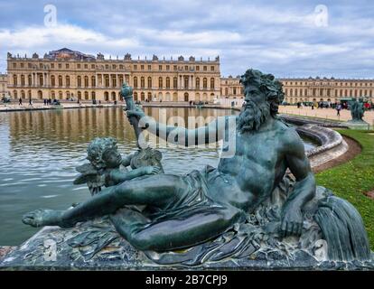 Le Rhône Bronzestatue vor der Westfassade des Schlosses Versailles am Stadtrand von Paris, Frankreich, Europa Stockfoto