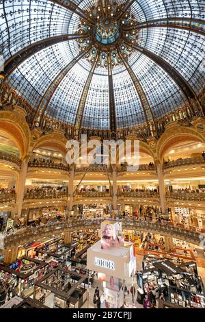 Glasswalk hängt über dem Atrium des Kaufhauses Galeries Lafayette Paris Haussmann in Paris, Frankreich, Europa Stockfoto