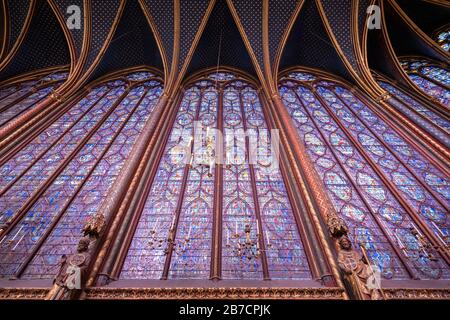 Die Kirchenwände von Sainte-Chapelle sind mit bunten Glasfenstern in Paris, Frankreich, Europa gefüllt Stockfoto