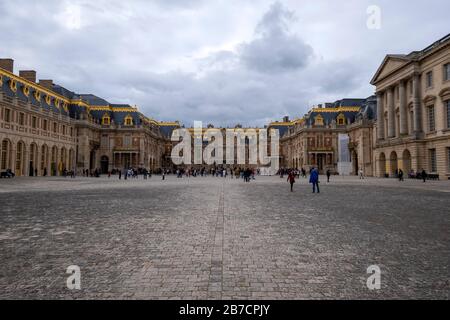 Die Ostfassade des Schlosses Versailles am Stadtrand von Paris, Frankreich, Europa Stockfoto