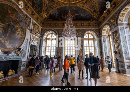 Touristen, die das Schloss Versailles am Stadtrand von Paris, Frankreich, Europa besuchen Stockfoto