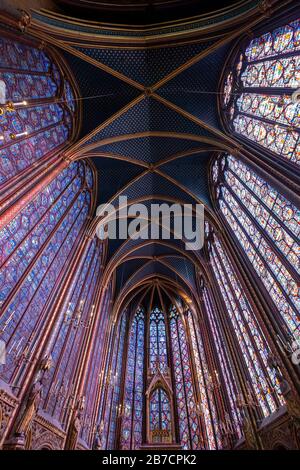 Die Kirchenwände von Sainte-Chapelle sind mit bunten Glasfenstern in Paris, Frankreich, Europa gefüllt Stockfoto