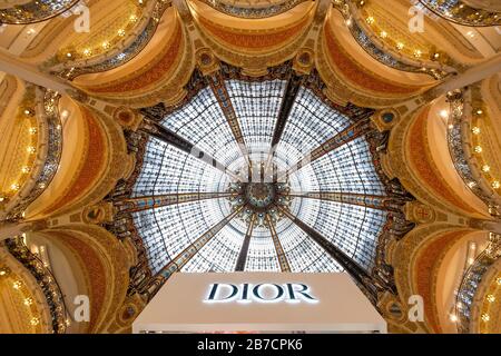 Dior ad unter der Kuppel der Glasmalerei des Kaufhauses Galeries Lafayette Paris Haussmann in Paris, Frankreich, Europa Stockfoto