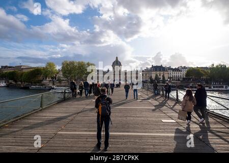 Pont des Arts überbrückt die seine mit der Académie française - französische Akademie im Hintergrund, Paris, Frankreich, Europa Stockfoto