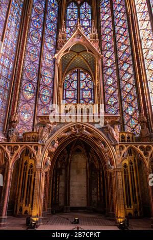 Die Kirchenwände von Sainte-Chapelle sind mit bunten Glasfenstern in Paris, Frankreich, Europa gefüllt Stockfoto