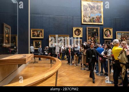 Touristen stehen Schlange, um Bilder des Mona-Lisa-Gemäldes des italienischen Künstlers Leonardo da Vinci im Louvre in Paris, Frankreich, Europa zu machen Stockfoto