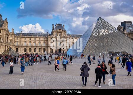 Das Louvre Museum und die Glaspyramide in Paris, Frankreich, Europa Stockfoto