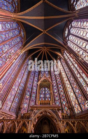 Die Kirchenwände von Sainte-Chapelle sind mit bunten Glasfenstern in Paris, Frankreich, Europa gefüllt Stockfoto