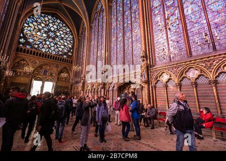 Touristen, die das Kirchenschiff der oberen Kapelle der Kirche Sainte-Chapelle in Paris, Frankreich, Europa besuchen Stockfoto