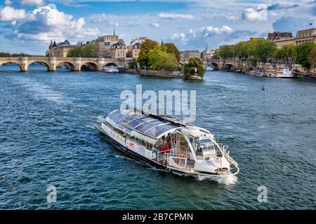 Bateau-mouche traditionelles pariser Ausflugsboot auf der seine in Paris, Frankreich, Europa Stockfoto