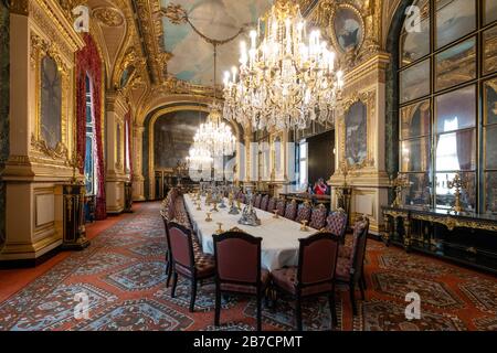 Großer Speisesaal mit Kronleuchtern und langem Tisch in den Napoleon III Apartments im Louvre Museum in Paris, Frankreich, Europa Stockfoto