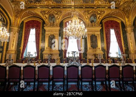 Großer Speisesaal mit Kronleuchtern und langem Tisch in den Napoleon III Apartments im Louvre Museum in Paris, Frankreich, Europa Stockfoto