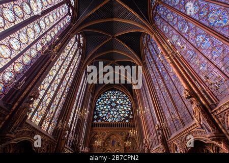 Die Kirchenwände von Sainte-Chapelle sind mit bunten Glasfenstern in Paris, Frankreich, Europa gefüllt Stockfoto