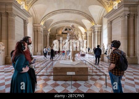 Statue der Artemis mit einer Doe im Louvre in Paris, Frankreich, Europa Stockfoto
