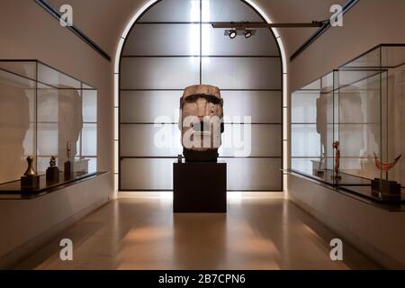 Steinstatue des Moai von der Osterinsel im Louvre in Paris, Frankreich, Europa ausgestellt Stockfoto