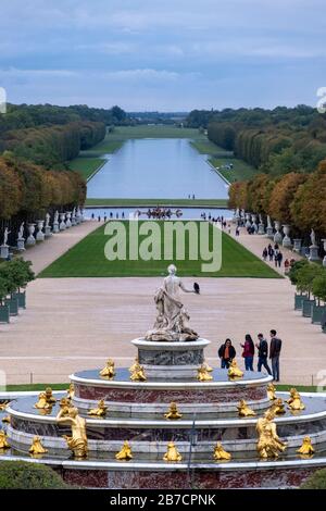 Luftbild des Latona-Brunnens und des Canal Grande bei den Gärten des französischen Schlosses Versailles Stockfoto