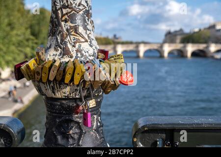 Vorhängeschlösser um einen Lampenposten auf der Pont des Arts in Paris, Frankreich, Europa Stockfoto