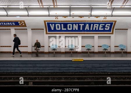 Menschen, die auf die Ankunft der U-Bahn an der U-Bahn-Station Volontaires in Paris, Frankreich, Europa warten Stockfoto