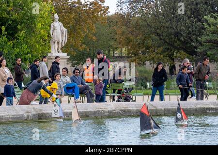 Kinder segeln Spielzeugboote im Jardin des Tuileries alias Tuileries Gardens in Paris, Frankreich, Europa Stockfoto