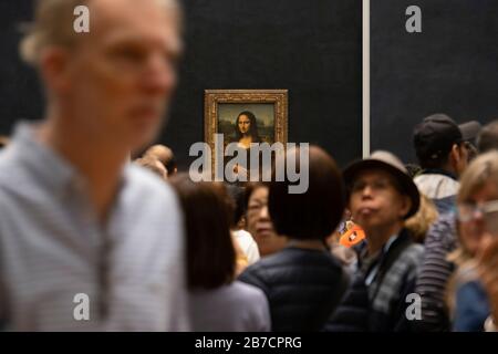 Die Menge der Touristen steht Schlange, um Bilder des Mona-Lisa-Gemäldes des italienischen Künstlers Leonardo da Vinci im Louvre in Paris, Frankreich, Europa zu machen Stockfoto