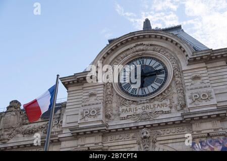 Uhr an der Fassade des Musée d'Orsay in Paris, Frankreich, Europa Stockfoto