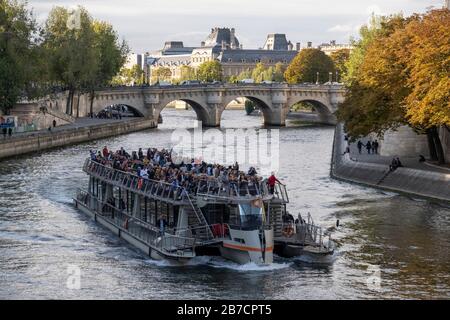 Bateau-mouche traditionelles pariser Ausflugsboot auf der seine in Paris, Frankreich, Europa Stockfoto