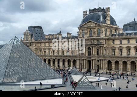 Das Louvre Museum und die Glaspyramide in Paris, Frankreich, Europa Stockfoto