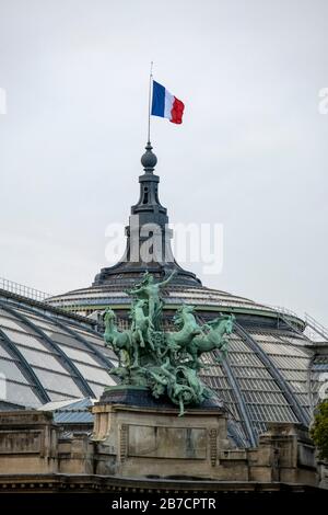 L'Immortalite Devancent Le Temps quadriga Statue auf den Grand Palais, Paris, Frankreich. Stockfoto