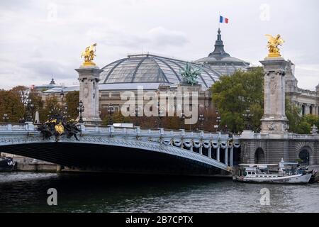 Pont Alexandre III mit Grand Palais des Beaux-Arts alias Grand Palais des Champs-Elysées im Hintergrund, Paris, Frankreich, Europa Stockfoto