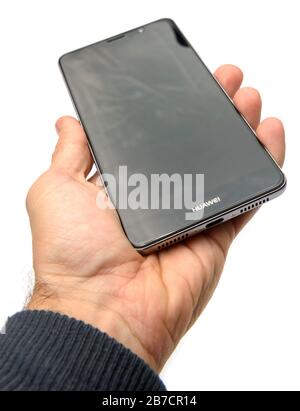 Das Smartphone Huawei Mate 9 wird mit der Hand auf einem weißen Hintergrund ausgeschnitten Stockfoto