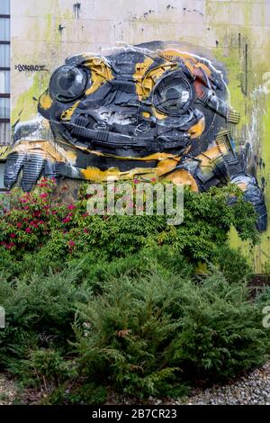 Bunte Grafitti- und Müller-Collage des Künstlers Artur Bordalo alias Bordalo II an einer Wand in den Straßen von Águeda, Portugal, Europa Stockfoto