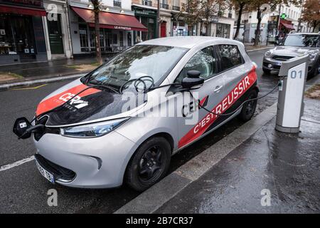 CER Fahrschule Renault Zoe Elektroauto Laden auf einem öffentlichen Ladegerät auf den Straßen von Paris, Frankreich, Europa Stockfoto