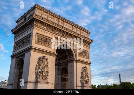 L'Arc de Triomphe mit der Spitze des Eiffelturms im Hintergrund, Paris, Frankreich, Europa Stockfoto