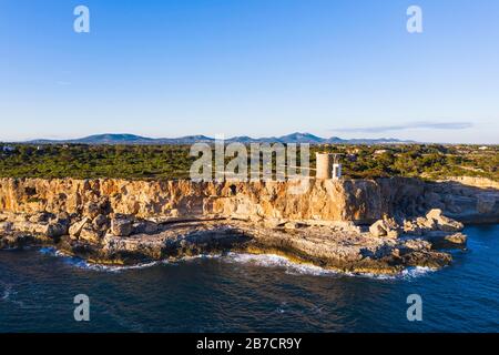 Steilküste mit Wachturm Torre d'en Beu bei Cala Figuera, in der Nähe von Santanyi, Luftbild, Region Migjorn, Mittelmeer, Mallorca, Balearen Stockfoto