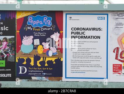 Brighton UK, 15. März 2020 - Ein öffentliches Informationsplaster von NHS Coronavirus neben einem Plakat, das heute eine Peppa Pig Show an der Küste von Brighton wirbt: Credit Simon Dack/Alamy Live News Stockfoto