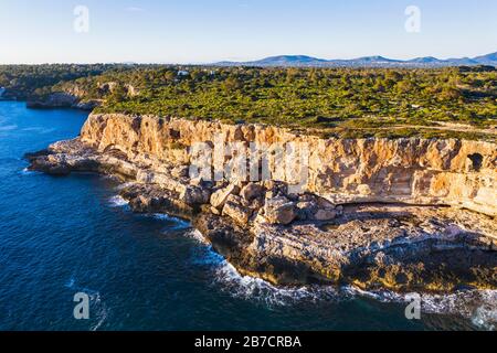 Steilküste bei Cala Figuera, in der Nähe von Santanyi, Luftbild, Migjorn-Region, Mittelmeer, Mallorca, Balearen, Spanien Stockfoto