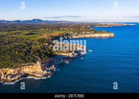 Steilküste mit Wachturm Torre d'en Beu bei Cala Figuera, in der Nähe von Santanyi, Luftbild, Region Migjorn, Mittelmeer, Mallorca, Balearen Stockfoto