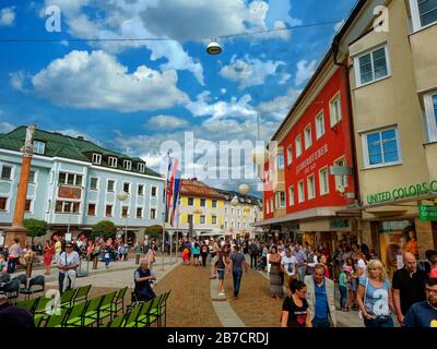 Lienz, Österreich - August 2019: Menschen schlendern in die bunten Straßen der gemütlichen Stadt Lienz Stockfoto