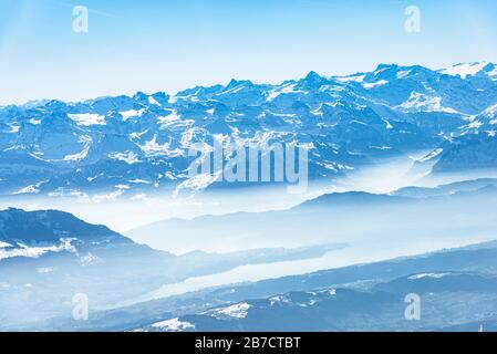Einzigartiges alpines Luftpanorama. Blauer Planet Erde Höhenflug von einem Flugkabinenfenster aus, das über Zürich fliegt, aus dem Blick auf die Schweizer Alpen Stockfoto