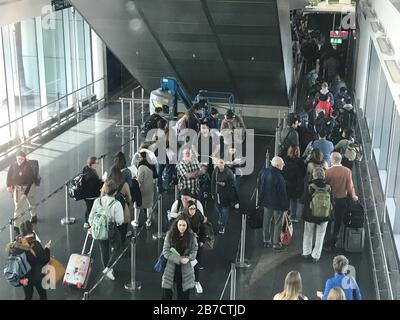 Reisende in der Warteschlange, die darauf warten, bis zum US-Visum und zur Zollpräfreistellung am Flughafen Dublin zu kommen, da die USA Großbritannien und Irland in ihrem 30-tägigen Reiseverbot für Covid-19 eingeschlossen haben. Stockfoto