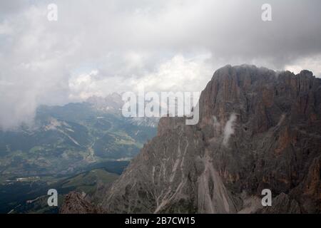 Der Gipfel der Langkofel vom Gipfel des Plattkofel die Geisler Gruppe im Hintergrund Wolkenstein Gröden Dolomiten Italien Stockfoto