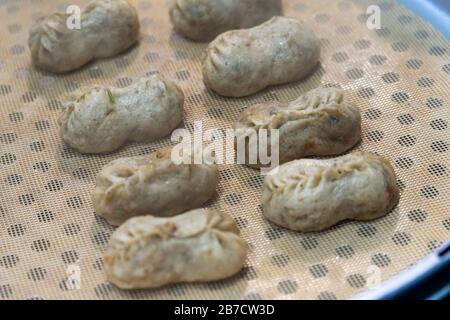 Garreihe mit koreanischen Knödel im Dampfgarer Hot Pot. Stockfoto
