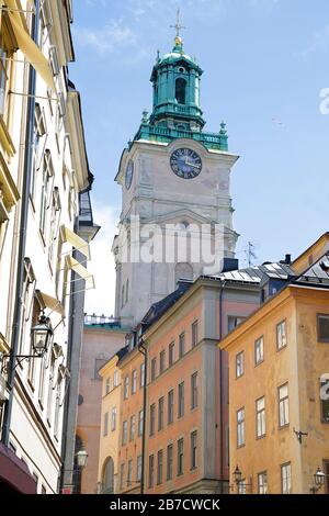 Der Kirchturm der St.-Nikolaus-Kirche (Storkyrkan) in Gamla Stan, Stockholm Schweden Stockfoto