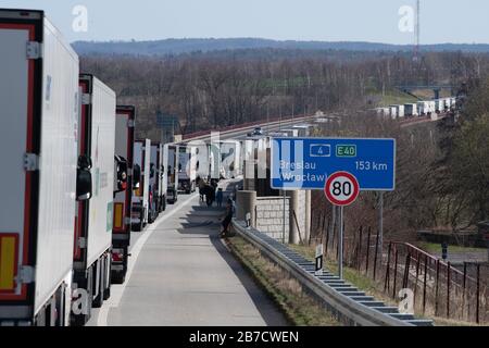 15. März 2020, Sachsen, Görlitzer: Zahlreiche Lastwagen stecken in Staus auf der Autobahn 4 an der polnischen Grenze. Wegen der Coronavirus-Krise hat Polen in der Nacht von Sonntag auf Sonntag seine Grenzen zu Deutschland und anderen EU-Nachbarländern gegenüber Ausländern geschlossen. Foto: Sebastian Kahnert / dpa-Zentralbild / dpa Stockfoto