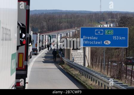 15. März 2020, Sachsen, Görlitzer: Zahlreiche Lastwagen stecken in Staus auf der Autobahn 4 an der polnischen Grenze. Wegen der Coronavirus-Krise hat Polen in der Nacht von Sonntag auf Sonntag seine Grenzen zu Deutschland und anderen EU-Nachbarländern gegenüber Ausländern geschlossen. Foto: Sebastian Kahnert / dpa-Zentralbild / dpa Stockfoto