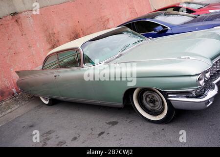 Klassische Oldtimer zertrümmern auf der Straße Stockfoto