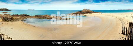 Saint Malo, Bretagne, Frankreich - 4. Juli 2017: Panoramaaussicht auf den Strand Grande Plage du Sillon in Saint Malo an einem trüben Sommertag Stockfoto